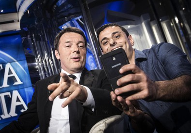 Redazione di Operai Contro, Renzi doveva restituire 18 miliardi rubati ai pensionati Le pensioni oltre i 3000 euro mensili sono poche. Renzi in nome di non dare rimborsi a pochi pensionati da favola lo mette in culo a tutti i pensionati Con una tantum in media di 500 euro tappa la bocca ai pensionati e chiede il voto alle regionali Un azione da delinquente. così parlo il delinquente Renzi: “La sentenza della Consulta avrebbe imposto al governo di ripagare 18 mld di euro ma i cittadini sanno che non ha senso spendere 18 mld per dare i rimborsi anche […]