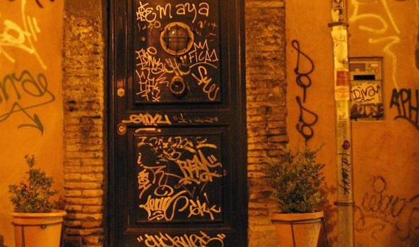 Sabato 20 maggio, la replica della pulizia murale proposta dalla premiata ditta Pisapippa & Co (Milano, palazzo Marino) non è andata molto bene. Anzi, come è noto, gli zelanti nettamuri hanno cancellato il murale di Pao. Dando prova di ignoranza e imbecillità. E allora il Corrierone ha pensato bene di rilanciare l’iniziativa. Un articolone dell’ineffabile Gianni Santucci (esperto in «antagonisti») ci descrive il blitz dei writer «nel regno degli antigraffiti», ossia viale Abruzzi (Viale Abruzzi, lo sfregio del writer, «Corriere della Sera, 23 maggio 2015, Cronaca milanese, p. 7). Casualmente, ho percorso il viale è non ho visto traccia […]