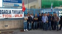 DALLA GAZZETTA DEL MEZZOGIORNO TARANTO – Gli ex lavoratori della Marcegaglia Buildtec di Taranto, che avrebbero dovuto essere ricollocati dall’azienda piemontese Otlec in base a un accordo siglato il 3 dicembre 2014 al ministero dello Sviluppo economico, hanno prima bloccato temporaneamente il ponte girevole, poi si sono radunati sotto la sede del Municipio di Taranto per un sit-in. Sono 84 i lavoratori interessati, attualmente in Cassa integrazione straordinaria (con scadenza a novembre), che dovevano essere riassunti dalla Otlec, azienda che opera nella lavorazione dell’acciaio e nella produzione di cogeneratori e bruciatori, ma l’accordo per la reindustrializzazione è saltato. Una […]
