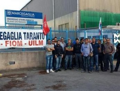 DALLA GAZZETTA DEL MEZZOGIORNO TARANTO – Gli ex lavoratori della Marcegaglia Buildtec di Taranto, che avrebbero dovuto essere ricollocati dall’azienda piemontese Otlec in base a un accordo siglato il 3 dicembre 2014 al ministero dello Sviluppo economico, hanno prima bloccato temporaneamente il ponte girevole, poi si sono radunati sotto la sede del Municipio di Taranto per un sit-in. Sono 84 i lavoratori interessati, attualmente in Cassa integrazione straordinaria (con scadenza a novembre), che dovevano essere riassunti dalla Otlec, azienda che opera nella lavorazione dell’acciaio e nella produzione di cogeneratori e bruciatori, ma l’accordo per la reindustrializzazione è saltato. Una […]