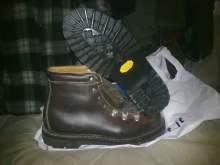 Caro Operai Contro, ho assistito ad una scena da “Oggi le comiche”, ma purtroppo è tragicamente vera. Un gruppo di operai seguiva un loro compagno che ingiustamente licenziato ha chiamato in causa il suo padrone. L’udienza si è tenuta al Tribunale del lavoro di Monza. Gli operai venivano bloccati all’ingresso perché il metal detector, segnalava il ferro nelle scarpe antinfortunistiche. Tolte le scarpe e accertato che non avevano nient’altro addosso, gli operai se le rimettevano, ma veniva lo stesso negato loro l’ingresso, perché i guardiani e le forze dell’ordine presenti, rilevavano che al loro passaggio suonava il metal detector. […]