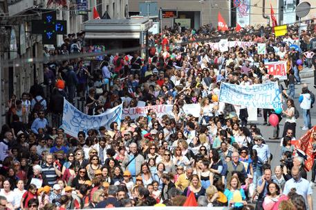 Redazione di operai Contro, ieri i sindacati della scuola hanno indetto uno sciopero generale. Decine di migliaia di persone sono scese in piazza in tutta Italia per protestare contro la riforma della scuola del governo Renzi, per uno sciopero generale che alcuni sindacalisti hanno definito “il più grande di sempre”. Manifestazioni in sette diverse città. I cortei più partecipati aRoma e Milano, dove al fianco di insegnanti, personale della scuola e studenti, hanno sfilato i segretari generali dei sindacati confederali e autonomi e molti esponenti politici, anche del Pd. Gli stessi sindacati che firmarono più di 5 anni fa […]