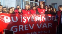 Redazione, lo sciopero dei metalmeccanici turchi non è iniziato una settimana fa. Lo sciopero degli operai metalmeccanici turchi è iniziato alla fine di gennaio 2015. Vi invio un testo pubblicato il 1 febbraio 2015 Un lettore   da http://www.combat-coc.org/ In Turchia il 29 gennaio è iniziato uno sciopero, che si può definire storico, quello degli operai metalmeccanici di 22 fabbriche. Lo sciopero è organizzato dal sindacato Birlesik Metal-Is, considerato “di sinistra”, aderente al DISK. Dal 19 febbraio altre 20 fabbriche si aggiungeranno portando il numero degli scioperanti a 20 mila, di cui i tre quarti sindacalizzati, nelle province di Osmanye, […]