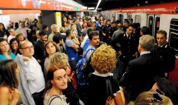 Redazione di Operai Contro, il gangster Renzi mobilita i prefetti contro gli scioperi. Ce lo dovevamo aspettare Dopo la prima guerra mondiale Mussolini fece precettare i ferrovieri in sciopero e fece licenziare i ferrovieri che scioperarono. Questa è la democrazia borghese: Puoi scioperare solo se non danneggi i padroni Operai ormai lo strumento della precettazione sarà sempre più usato contro di noi Un macchinista dell’ATM dal Corriere A dire l’ultima parola sulle possibili ricadute milanesi dello sciopero nazionale dei trasporti indetto per di venerdì dall’Usb è stato il prefetto di Milano, Francesco Paolo Tronca. La decisione di precettare i […]