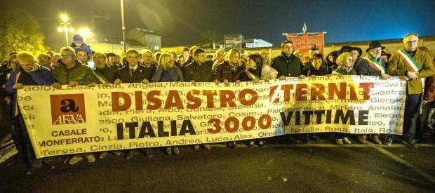Redazione di operai contro, oggi inizia a Torino il processo bis contro Stephan Schmidheiny, imprenditore svizzero ex proprietario dell’Eternit Italia Stephan Schmidheiny è l’assassino di migliaia di operai La magistratura lo ha assolto dal reato di disastro ambientale Lo assolverà anche dall’accusa di assassinio La magistratura dei padroni lavora con metodo Un ex operaio dal fatto quotidiano Un nuovo processo con una nuova accusa, ma sempre lo stesso imputato e sempre lo stesso contesto. Martedì 12 maggio alTribunale di Torino comincia l’udienza preliminare del procedimento 14263/13 contro Stephan Schmidheiny, imprenditore svizzero ex proprietario dell’Eternit Italia. I fatti “storici” sono gli stessi del […]