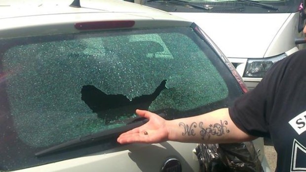 da l’eco di bergamo   «Adesso vogliamo vedere chi parla ancora di una ragazzata. Se queste biglie venissero lanciate non contro dei semplici operai, chissà quale condanna e mobilitazione di sdegno ci sarebbe». Questo lo sfogo degli operai partecipanti al presidio che da ottobre si trova di fronte all’ex azienda elettromeccanica Az Fiber (che da ieri ha un nuove nome: Electromeccanica Solution Arcene srl). Questo presidio, nella notte fra giovedì 14 maggio e venerdì 15, è stato ancora una volta bersaglio di una biglia di acciaio lanciata probabilmente da un’auto in corsa (con un fionda o pistola ad aria […]