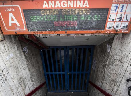 Redazione di Operai Contro, ti riporto la cronaca: Metro chiuse, autobus ridotti e caos traffico. Il temuto venerdì nero per lo sciopero nazionale di 24 ore del trasporto pubblico locale proclamato dall’Usb Lavoro privato contro il Jobs act e per il rinnovo del contratto nazionale “bloccato da otto anni” si è concretizzato in diverse città, creando disagi. A partire da Roma dove tra l’altro le due linee principali della metropolitana sono rimaste ferme. A Milano e Torino, invece, la protesta non c’è stata e la circolazione è stata regolare: nel capoluogo lombardo, infatti, i tranvieri sono stati precettati su […]