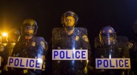 Redazione di Operai Contro, la rivolta in USA contro la violenza della polizia non è finita Sono 53 le persone arrestate dalla polizia a Baltimora dopo una notte di proteste, festeggiamenti per l’incriminazione di sei poliziotti legata alla morte di Freddy Gray, e violazioni del coprifuoco scattato per la quarta notte consecutiva. Il portavoce della polizia Jarron Jackson ha detto che 38 degli arresti sono legati alle proteste dopo l’omicidio di Gray, mentre 15 sono quelli collegati a violazioni del coprifuoco. Tutto e’ cominciato quando, subito dopo l’inizio del quarto giorno di coprifuoco alle 22 locali, la polizia ha […]