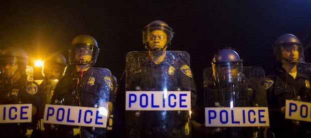 Redazione di Operai Contro, la rivolta in USA contro la violenza della polizia non è finita Sono 53 le persone arrestate dalla polizia a Baltimora dopo una notte di proteste, festeggiamenti per l’incriminazione di sei poliziotti legata alla morte di Freddy Gray, e violazioni del coprifuoco scattato per la quarta notte consecutiva. Il portavoce della polizia Jarron Jackson ha detto che 38 degli arresti sono legati alle proteste dopo l’omicidio di Gray, mentre 15 sono quelli collegati a violazioni del coprifuoco. Tutto e’ cominciato quando, subito dopo l’inizio del quarto giorno di coprifuoco alle 22 locali, la polizia ha […]