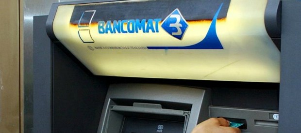 Redazione di Operai Contro, Imacchinisti hanno iniziato il 5 maggio un’astensione dal lavoro di sei giorni che sta paralizzando i viaggi in treno e intasando le autostrade in tutta la Germania. Nel mese di marzo la stessa decisione da parte dei piloti della Lufthansa AG aveva portato alla cancellazione dei voli prenotati da 220mila passeggeri. La Germania sta cercando di arginare l’influenza dei sindacati più piccoli con la stesura di una legge che limiterebbe la rappresentanza a un’unica unione per gruppo di dipendenti. La misura è in consultazione presso ilBundestag, la camera bassa del Parlamento tedesco. Lo sciopero ferroviario, che coinvolge anche il traffico merci, è impostato […]