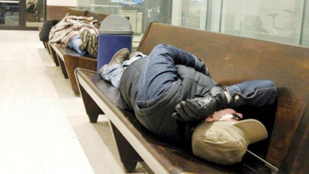 Caro Operai Contro, anche a Brescia i senzatetto della stazione fioriscono in abbondanza, a testimonianza della ripresa in atto. “Quelli che Victor Hugo chiamava Les Misérables”. Vi mando un articolo da Bresciatoday. Saluti da un vostro lettore.   Viaggio tra la variopinta umanità che, la notte, si ritrova a dormire sulle banchine della stazione di Brescia. Un’ordinanza della giunta Del Bono vieta di dormire nella ‘hall’: “Questione di decoro” Indaffarati, sbadati, sovrappensiero, indifferenti. Siamo un po’ tutti così quando li incontriamo. Ognuno scelga la sfumatura e l’aggettivo che preferisce. Non li vediamo o non ci accorgiamo di loro. Eppure […]