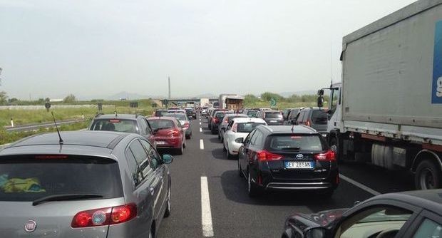 dal Mattino I lavoratori della Whirlpool hanno bloccato questa mattina l’autostrada Napoli-Roma all’altezza di Caserta Sud, in entrambe le carreggiate. Traffico paralizzato e code lunghissime. Circa 400 manifestanti presenti. Intorno alle 11 una carreggiata dell’autostrada è stata liberata dai lavoratori in seguito alla mediazione del questore di Caserta, Francesco Messina. Poco dopo anche l’altra carreggiata è stata liberata e i lavoratori hanno seguito il prefetto per un incontro in Prefettura. Il traffico, che era completamente bloccato, è ripreso. «Abbiamo accolto favorevolmente – dice il segretario generale Uilm Campania, Giovanni Sgambati – la mediazione del prefetto di Caserta che ci […]