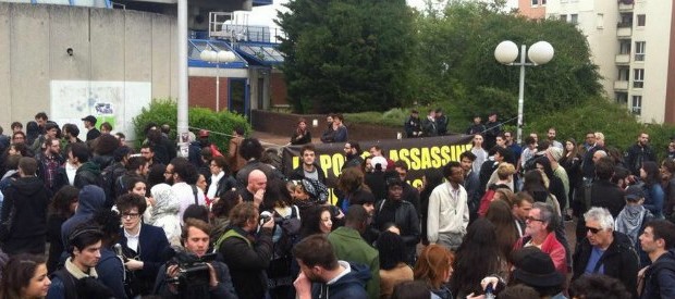 Redazione di Operai Contro, negli USA si ammazzano i giovani neri, in Francia si ammazzano i giovani figli degli immigrati Nuovi scontri a Parigi Vi invio un articolo Un lettore La settima notte di fuoco nel 2005: la rivolta durò tre settimane A Bobigny, nella banlieue di Parigi, sono in corso scontri tra polizia e manifestanti, dopo la decisione della giustizia francese diassolvere i due agenti coinvolti nel processo sulla morte dei due ragazzi Zyed e Bouna, che scatenò le proteste del 2005. Secondo I-Télé, una donna è stata ferita e i gendarmi sul posto hanno dovuto chiamare i rinforzi. […]