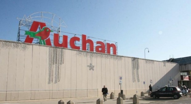 Redazione di Operai Contro, i padroni trasformano la Puglia in un deserto. Operai e lavoratori vengono licenziati in massa, e per chi resta al lavoro salariato diventa una condanna alla più barbara schiavitù Renzi e Padoan parlano di crisi finita sono dei racconta balle Politici e sindacalisti di LEO MAGGIO MODUGNO – Un passeggino avvolto da una bandiera. A spingerlo è Antonella, 39 anni, addetta alle vendite dell’iper – mercato Auchan. Sabato è scesa in piazza anche lei, madre di tre figli e sposata con Nicola, 39 anni, operaio alla Brindgestone, storica azienda produttrice di pneumatici, dopo l’annuncio dei […]