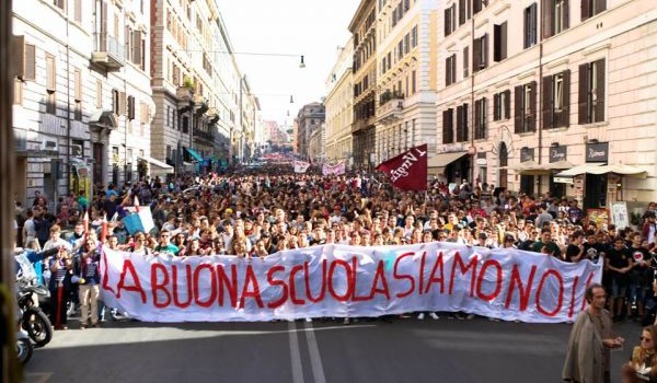 Caro Operai Contro, Renzi in cambio di consensi e voti, promette grandi opere all’idrovora del magna magna composta da politici e speculatori di ogni genere e tipo. Mentre promette mirabolanti “magnate” di denaro pubblico, come (ma non solo) il ponte sullo stretto, Renzi con il suo governo continua a non intervenire sullo stato pericoloso degli edifici scolastici. Aspetta forse che la “buona scuola” produca altre tragedie per assegnare la ricostruzione alla compagnia dei magna magna?   27 settembre 2016 a Milano crolla totalmente il controsoffitto della palestra della scuola media di via Linneo vicino corso Sempione. Per fortuna è […]