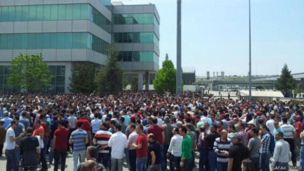 SI ALLARGA LO SCIOPERO DI MASSA DEI METALMECCANICI TURCHI DI RENAULT-KOC-FIAT. SI AGGIUNGONO GLI OPERAI FORD… SOLIDARIETA’ AGLI OPERAI METALMECCANICI DI TURCHIA OPERAI DELLA FIAT PRESTIAMO ATTENZIONE; GLI OPERAI TURCHI INSISTONO SU 4 SEMPLICI RIVENDICAZIONI: 1- IL LORO ACCORDO DEVE ESSERE RI-NEGOZIATO ALLE CONDIZIONI DELLA FABBRICA BOSCH (CHE HA MIGLIORI CONDIZIONI SALARIALI E NORMATIVE) +60% DI AUMENTO. 2-IL SINGOLO OPERAIO DEVE ESSERE LIBERO DI DECIDERE IL SUO DELEGATO SINDACALE CHE LO RAPPRESENTI CON PROCESSO DEMOCRATICO 3-VOGLIAMO ASSICURAZIONE, CHE, IN CASO DI DISDETTA DALLA TURK METAL UNION, NESSUNO POSSA ESSERE LICENZIATO DALLA FABBRICA 4-TURK METAL (sindacato riconosciuto dalle aziende) LASCI […]