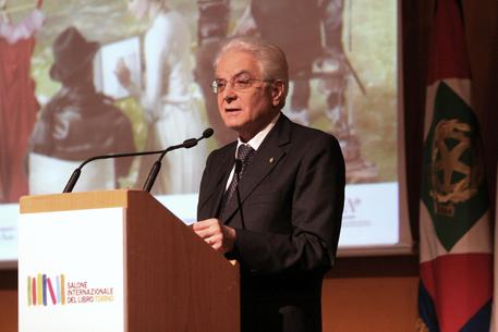 Redazione di Operai Contro, anche Mattarella si è accorto: “E’ vero, c’è una corruzione che vediamo diffusa come se ci fosse una sorta di concezione rapinatoria della vita”. Parole durissime dal presidente della Repubblica contro la corruzione, l’illegalità, il distacco evidente della gente dalla politica, che sta provocando “una rottura del patto generazionale”. Presidente lo Stato dei padroni ci ha rubato parte della pensione. I politici e lo stato dei padroni sono i banditi che hanno messo le mani nelle tasche dei pensionati. E’ stata una vera e propria rapina Mattarella ha proseguito: Gli italiani spesso si “indignano” per la […]