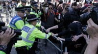 Redazione di Operai Contro, Sabato sera a Londra, una manifestazione di giovani ha protestato per la vittoria del premier conservatore David Cameron alle elezioni di giovedì davanti all’ingresso di Downing Street I giovani si sono scontrati con la polizia. I manifestanti hanno lanciato bottiglie, lattine e fumogeni e addirittura una bicicletta. Alla fine si sono contati 5 feriti tra gli agenti e 17 arresti.  “Una protesta – dicono i manifestanti – per difendere i lavoratori. Lavoratori che scontano sulla propria pelle gli schemi della redditività”. I borghesi si calmino. Cameron è stato eletto da una minoranza Un Italiano a Londra
