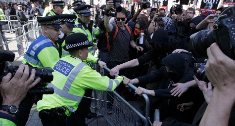Redazione di Operai Contro, Sabato sera a Londra, una manifestazione di giovani ha protestato per la vittoria del premier conservatore David Cameron alle elezioni di giovedì davanti all’ingresso di Downing Street I giovani si sono scontrati con la polizia. I manifestanti hanno lanciato bottiglie, lattine e fumogeni e addirittura una bicicletta. Alla fine si sono contati 5 feriti tra gli agenti e 17 arresti.  “Una protesta – dicono i manifestanti – per difendere i lavoratori. Lavoratori che scontano sulla propria pelle gli schemi della redditività”. I borghesi si calmino. Cameron è stato eletto da una minoranza Un Italiano a Londra