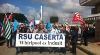 Redazione di Operai Contro, il 3 Lugio 2015 pubblicavate la seguente corrispondenza: Redazione, Nessun stabilimento chiuso e nessun esubero strutturale. Le parti sociali e Whirlpool hanno firmato un accordo al ministero dello Sviluppo. L’intesa dovrà essere approvata, ma tutti i sindacati esultano. Con loro anche il presidente del Consiglio Matteo Renzi: “Lo avevamo promesso ai lavoratori #Whirlpool – scrive su Twitter – Nessuna chiusura, nessun licenziamento”. “A questo punto si può dire che la presenza di Whirlpool in Italia ‘è fantastica’” ha dichiarato il segretario della Fiom Maurizio Landini facendo il verso a un vecchio tweet del capo del governo. Per […]