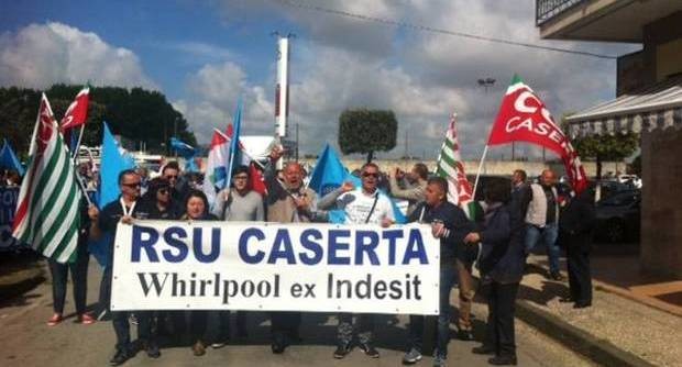 Redazione di Operai Contro, il 3 Lugio 2015 pubblicavate la seguente corrispondenza: Redazione, Nessun stabilimento chiuso e nessun esubero strutturale. Le parti sociali e Whirlpool hanno firmato un accordo al ministero dello Sviluppo. L’intesa dovrà essere approvata, ma tutti i sindacati esultano. Con loro anche il presidente del Consiglio Matteo Renzi: “Lo avevamo promesso ai lavoratori #Whirlpool – scrive su Twitter – Nessuna chiusura, nessun licenziamento”. “A questo punto si può dire che la presenza di Whirlpool in Italia ‘è fantastica’” ha dichiarato il segretario della Fiom Maurizio Landini facendo il verso a un vecchio tweet del capo del governo. Per […]