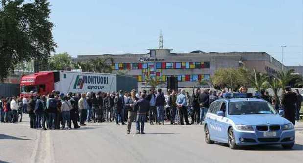 Redazione di Operai Contro, ci stanno scassando. Assicurazioni del padrone, assicurazioni di Renzi e politici, assicurazioni dai sindacalisti venduti, ma la Whirlpool vuole chiudere. I sindacati programmano uno sciopero per il 22 Maggio Basta siamo in grado di bloccare l’intera Campania Basta con le illusioni Un Operaio Indesit dal Mattino È continuato il confronto tra Whirlpool e i sindacati con un incontro a Roma e, secondo Gianluca Ficco della Uilm, «sono emerse alcune novità sul piano industriale che purtroppo, non scongiurano la chiusura di Caserta e non cambiano radicalmente il quadro». Whirlpool avrebbe annunciato che sta individuando per la […]