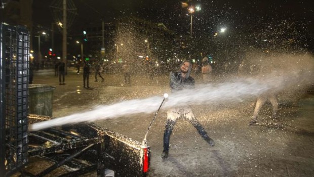 Redazione di Operai contro, la polizia è dappertutto violenta In Israele oltre ai Palestinesi gli  ebrei di origine etiope (falashà) subiscono ogni giorno la violenza della polizia Un lettore Da LA STAMPA Dopo Gerusalemme la settimana scorsa, anche Tel Aviv è teatro della protesta degli ebrei di origine etiope (falashà) contro quella che definiscono «la violenza razzista della polizia». Ancora in serata a piazza Rabin, nel cuore della città, continuavano i violenti incidenti tra le forze dell’ordine e centinaia di manifestanti dopo che, secondo alcuni rapporti, diversi di questi hanno tentato di entrare nel palazzo del municipio che sovrasta […]