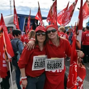 Redazione di Operai Contro, Auchan ha disdetto la contrattazione collettiva e ha avviato la procedura di licenziamento per 1426 lavoratori Vi invio un articolo un lavoratore Auchan I sindacati e i lavoratori del gruppo francese Auchan in strada per difendere l’occupazione nei grandi supermercati italiani. Fisascat Cisl, Filcams Cgil e Uiltucs non si arrendono alla disdetta unilaterale della contrattazione integrativa e alla procedura di licenziamento collettivo avviata per 1.426 dipendenti di 32 ipermercati della rete vendita e della sede societaria in Italia. La protesta è scattata nei fatti stamane: un’agitazione indetta a livello nazionale alla quale si aggiungeranno ulteriori […]