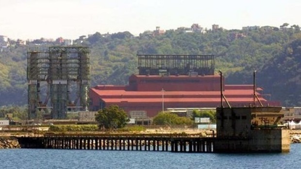 Redazione di Operai Contro, Oltre l’Eternit di Casale Monferrato e Cavagnolo vi sono tante altre stragi commesse dai padroni dell’Eternit Parlo degli operai di Reggio Emilia e di Bagnoli Le fibre di amianto dei padroni hanno tolto la vita a 466 operai , mentre altre 148 sono costrette ancora oggi a convivere con tumori e malattie legate all’esposizione all’asbesto. Ma si sono ammalate troppo presto e il diritto al risarcimento è stato prescritto. In sede processuale non è servito citare i dati medici allarmanti di Bagnoli, con tassi di malattie tumorali decine di volte più alti della media. Come […]