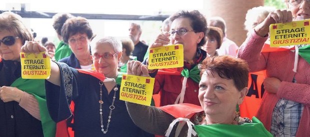 Redazione di operai contro, Sei mesi dopo la sentenza della cassazione, che ha assolto padroni e dirigenti colpevoli della strage di operai,il tribunale di Torino da inizio ad un nuovo processo per omicio Il processo andrà per le lunghe e i padroni saranno nuovamente assolti  Il 25 novembre, a cinque giorni dal verdetto della Suprema corte, il premier Matteo Renzi promise ai famigliari delle vittime che se ci fosse stato un altro processo lo Stato si sarebbe costituito parte civile. A oggi, ma c’è tempo fino alla prima udienza del processo in caso di rinvio a giudizio, sono una […]