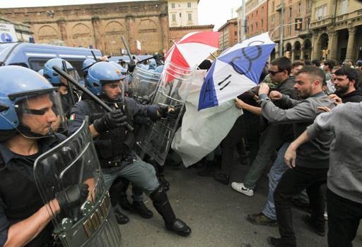 Redazione di Operai Contro, Renzi si è recato a Bologna per tenere il comizio di chiusura alla Festa dell’Unità. La polizia ha caricato i manifestanti che protestavano contro la sua presenza Non mi intendo molto di ordine pubblico, ma inizio a pensare che il Signor Matteo Renzi sia un elemento pericoloso. Dovunque vada si fa scortare da centinaia di poliziotti che non esitano a malmenare coloro che protestano. Occorre  che qualcuno impedisca A Renzi di uscire dal palazzo del governo per evitare incidenti Un tranquillo lettore del vostro giornale