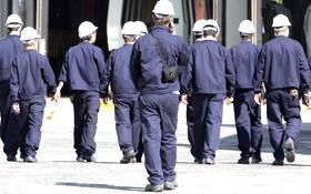   Non si puo’ stare in silenzio e minimizzare questi fatti, in fabbrica in primis. Gli Operai in tutto il gruppo Fiat sono oggetto in queste settimane di brutalità (quasi) senza precedenti. Prima di tutto c’e’ un regime speciale, firmato dalla maggioranza delle sigle sindacali che si chiama CCSL, CONTRATTO SPECIFICO, che prevede clausole che se applicate non solo sono vessatorie ma minano alla radice la possibilità di difendersi da parte degli operai dalle imposizioni aziendali di ogni tipo, su orari, salari, e in caso di “scioperi”, azioni di lotta prevedono gabbie di contenimento chiamate “procedure di risoluzione dei […]