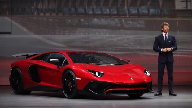 Redazione, Passa l’accordo tra Lamborghini e Fiom. I lavoratori lo hanno approvato nel referendum di oggi (28 maggio) con 928 sì, 20 no, una scheda bianca e una nulla. Alta la partecipazione al voto, considerando che i dipendenti sono in totale 1.145. Viene così ratificata dai diretti interessati l’intesa raggiunta venerdì scorso tra le tute blu Cgil, la Rsu e la direzione aziendale di Automobili Lamborghini per lo stabilimento di Sant’Agata Bolognese. Gli operai messi di fronte alla scelta: accettate o licenziamenti. Alcuni giorni addietro vi scrivevo: “Un uso più semplice dei precari”. Sta tutto nella semantica di questa […]