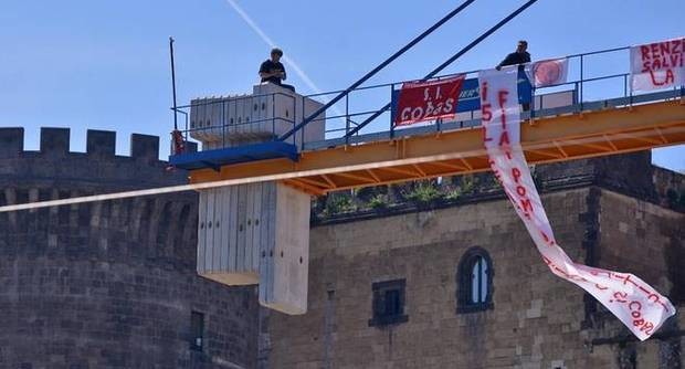 Caro Operai Contro, invio dalla rete la notizia che d’all’alba di ieri cinque operai licenziati dalla Fiat di Pomigliano sono saliti sulla gru più alta del cantiere della metropolitana di Napoli, piazza municipio. Sono vittime dei licenziamenti discriminatori, del Mobbing attuati da Marchionne. Relegati al reparto confino di Nola. Alcuni compagni si sono suicidati per la disperazione. I lavoratori resteranno sulla gru, mentre altri compagni hanno montato una tenda per appoggiare la protesta. Sandro Fucito, Elena Coccia, Peppe Rinaldi, Arnaldo Maurino, Tommaso Sodano, Parisi Gaetano, Troncone Gennaro, Esposito Francesco, Vernetti Carmine, Sgambati Enrico, Panini Enrico, Cirio Borriello, saluti da […]