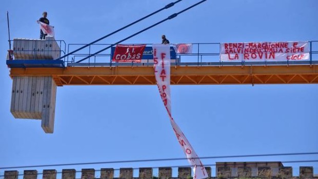 Redazione di Operai Contro, Dalle due di notte di lunedì 11 maggio un operaio licenziato del polo logistico FIAT di Nola sta arrampicato in cima ad una gru della stazione metropolitana di Piazza Municipio a Napoli. All’inizio sulla gru erano saliti in due, ma l’altro operaio, dopo aver trascorso quasi un’intera giornata a quell’altezza e sotto un sole cocente, si è sentito male, ed è stato portato in ospedale in ambulanza la sera del lunedì stesso. Il gesto è stato fatto per protestare contro l’esclusone dal lavoro della maggior parte degli operai del polo logistico in cassa integrazione da […]