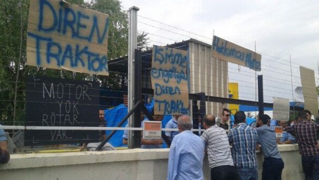   Redazione Lo sciopero partito il 18 maggio nello stabilimento TOFAS di Bursa: gli impiegati tornano all’interno della fabbrica: il 22 maggio il padronato ha quindi annunciato “la ripresa delle attività”. Ma gli operai proseguono strenuamente i picchetti davanti ai cancelli smentendo la voce del padrone e non hanno alcuna intenzione di allentare la presa: Mehmet Altin, portavoce provvisorio dei dipendenti TOFAS, annuncia che è in dicussione in assemblee operai una proposta riguardo ad aumenti salariali, mentre è tutto da verificare che la cacciata del sindacato concertativo Turkish Metal Labor Union non comporti rappreseglie e licenziamenti per gli operai. […]