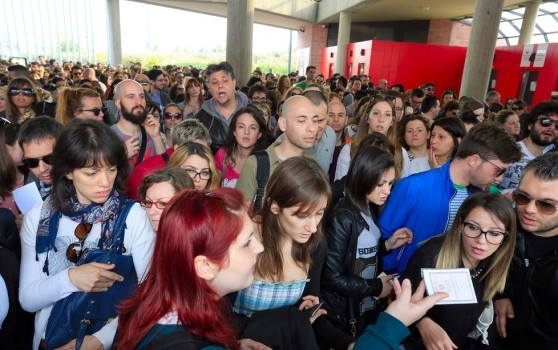 DALLA GAZZETTA DI MODENA Si erano iscritti in 6500, ieri mattina a Modena Fiere si sono presentati in 4678 per partecipare al maxi concorso dell’Ausl. In “palio” però c’è solo un posto di lavoro da infermiere a tempo indeterminato, che però verrà assegnato al fortunato vincitore solo dopo una serie di difficili prove. Il più lontano è arrivato dalla Valle dei Templi, Agrigento. Poi Calabria, Puglia fino a risalire lo stivale. E così da tutta Italia sono arrivati a Modena con pullman, treni, aerei e viaggi auto organizzati. Oggi anche partecipare a un concorso pubblico costa, tra viaggi e […]