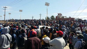 da chicago 86 Dura repressione contro i lavoratori agricoli di Valley San Quintin, in Baja California – Messico, da mesi in lotta per ottenere l’aumento del salario e migliori condizioni di lavoro. I quotidiani locali riportano la notizia che all’alba del 9 maggio, mentre i lavoratori si preparavano per andare al lavoro, 20 pattuglie della polizia preventiva di stato (PEP), supportate da un mezzo antisommossa, hanno fatto irruzione nella comunità Triqui di Nuevo San Juan Copala. I poliziotti sono entrati nelle case ed hanno aggredito uomini, donne e bambini e hanno sparato proiettili di gomma. Gli abitanti si sono […]