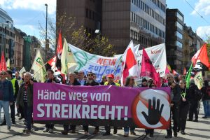 Redazione di operai Contro, Solo in apparenza sono poche le ragioni per le quali i macchinisti tedeschi hanno scioperato: un aumento salariale del 5 % e un’ora di lavoro settimanale in meno. Gli operai hanno respinto l’offerta padronale di un aumento del 4.7 % ed un “premio” unico di 1000 euro a testa. La dimensione della vertenza però fa capire che vanno ben oltre le cause di questo sciopero che ha paralizzato la rete ferroviaria della Germania per quasi una settimana. Il parlamento tedesco sta preparando una legge (“Tarifeinheitsgesetz”) che vuole limitare la rappresentanza sindacale ad un unico sindacato […]