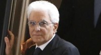 Redazione di Operai Contro, Il presidente della Repubblica Sergio Mattarella, è andato a Palermo per celebrare il 23esimo anniversario della Strage di Capaci, l’attentato di Cosa Nostra nel quale, nel 1992, persero la vita il magistrato antimafia Giovanni Falcone, sua moglie Francesca Morvillo e tre agenti della scorta, Vito Schifani, Rocco Dicillo, Antonio Montinaro. Mattarella ha detto: “Per battere il cancro mafioso bisogna affermare la cultura della Costituzione, cioè del rispetto delle regole, sempre e dovunque, a partire dal nostro agire quotidiano. La presenza di organizzazioni criminali è favorita dall’area grigia dell’illegalità, dalla convinzione che si possa fare a meno di […]