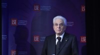 Redazione di Operai Contro, ormai Mattarella è lanciato. Non si riesce a capire cosa dica e perché lo dica. Ma è pagato e deve svolgere il suo ruolo di rappresentanza. La strage degli immigrati nel Mediterraneo continua. Migliaia di immigrati sono stati assassinati dai padroni e dai politici parassiti al loro servizio. Il sostegno agli scampati è ormai chiaro a tutti che è un sostegno alle cooperative affiliate ai partiti politici. Nel discorso di Mattarella ci sono solo parole. Un lettore ANSA “Troppi morti” ci sono voluti per risvegliare almeno un po’ la “coscienza collettiva” di un’Europa che stenta […]