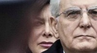 Redazione di Operai Contro, Napolitano ha regalato la penna a Mattarella Il presidente della Repubblica, Sergio Mattarella, ha firmato la nuova legge elettorale. La riforma era stata approvata definitivamente lunedì 4 maggio L’Italicum entrerà in vigore dal primo luglio 2016. Il presidente, secondo fonti del Quirinale citate dalle agenzie di stampa, ha promulgato la riforma senza porre note o osservazioni. Mi raccomando Mattarella Un lettore  