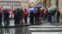 Redazione, questa mattina davanti alla Prefettura di Bologna decine di operai dipendenti presso MERCATONE UNO di San Giorgio di Piano (BO) hanno svolto un presidio atto a sollecitare una formale risoluzione per la loro situazione. Dal 1 giugno 2015 infatti l’attuale consorzio operante nella logistica del magazzino affiderà i lavori ad un’altra società. Stante il perdurare della situazione di crisi della committenza, gli operai attraverso il S.I.COBAS sollecitano un incontro per discutere del proseguimento dell’applicazione della cassa integrazione in deroga, evitando “spiacevoli sorprese” in concomitanza con il cambio appalto. Ottenuto il risultato, gli operai smobilitano da Piazza Roosevelt preparandosi […]