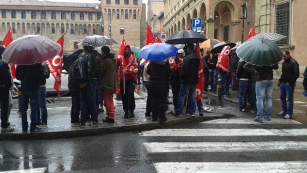 Redazione, questa mattina davanti alla Prefettura di Bologna decine di operai dipendenti presso MERCATONE UNO di San Giorgio di Piano (BO) hanno svolto un presidio atto a sollecitare una formale risoluzione per la loro situazione. Dal 1 giugno 2015 infatti l’attuale consorzio operante nella logistica del magazzino affiderà i lavori ad un’altra società. Stante il perdurare della situazione di crisi della committenza, gli operai attraverso il S.I.COBAS sollecitano un incontro per discutere del proseguimento dell’applicazione della cassa integrazione in deroga, evitando “spiacevoli sorprese” in concomitanza con il cambio appalto. Ottenuto il risultato, gli operai smobilitano da Piazza Roosevelt preparandosi […]