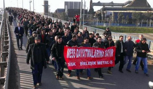 Redazione di Operai Contro, Sciopero di grandi dimensioni in Turchia nel settore dell’auto. Nella notte tra il 14 e il 15 maggio circa cinquemila lavoratori della Oyak Renault, joint venture dell’azienda francese con il fondo turco Oyak, hanno manifestato chiedendo un miglioramento del loro trattamento salariale. Oltre 1500 operai del turno di mezzanotte non hanno timbrato il cartellino, iniziando una protesta che è poi proseguita nel corso della giornata. Alla protesta si sono poi uniti per solidarietà anche gli operai della casa automobilistica Tofas, joint venture tra Fiat e il gruppo turco Koc, che hanno scioperato venerdì 15 maggio nella fabbrica di Bursa, nella Turchia occidentale. http://www.evrensel.net/video/94/renault-iscileri-uretimi-durdurdu#.VVWiSneNIEo.facebook Un […]