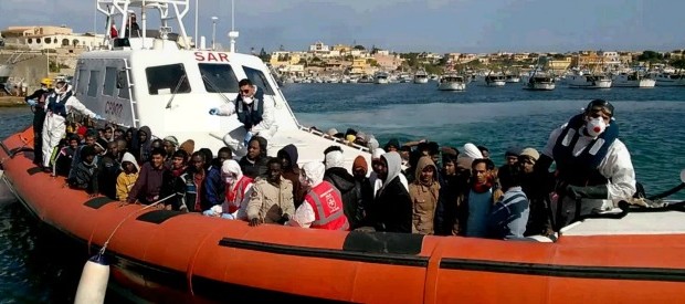 Redazione di Operai Contro, padroni e politici parlano di salvataggi dei migranti. E’ Falso. Ancora vittime nel Canale di Sicilia. A poco più di due settimane dal naufragio che ha causato oltre 750 vittime, un gruppo di migranti sbarcati a Catania ha riferito di “alcune decine di morti”, stimati in “almeno quaranta“, a seguito di un incidente avvenuto su un gommone poco prima di un’operazione di salvataggio. Tra i 194 sbarcati sulle coste siciliane dal mercantile Zeran, dei sopravvissuti hanno raccontato a Save the Children che su un gommone che trasportava 197 persone “ci sarebbe stata un’esplosione o il mezzo si sarebbe sgonfiato – ha riportato Giovanna Di Benedetto, dell’organizzazione -, certo […]