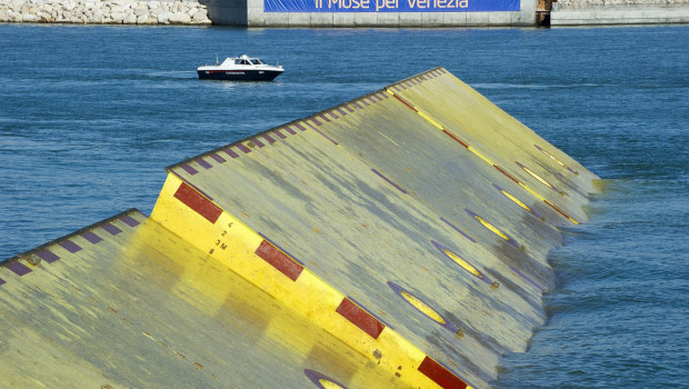Caro Operai Contro, un’altra mega ruberia di denaro pubblico: lo scandalo del Mose, inchiesta sulla diga crollata al Lido di Venezia. Allego un articolo del Mattino di Padova. Saluti da un lettore. La procura della Corte dei conti fa sequestrare il dossier sulla «lunata» costata 43 milioni e altri 6 per riparare il disastro, la Guardia di Finanza ha acquisito le fatture degli appalti nella sede del Consorzio Venezia Nuova VENEZIA. Una diga di sassi costata 43 milioni di euro. Crollata sotto la forza di una mareggiata, nel novembre del 2012, solo pochi giorni dopo che i lavori si […]