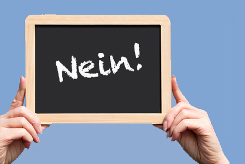 DA http://www.controlacrisi.org/ lL 2015 potrebbe diventare l’anno record per i giorni di sciopero in Germania. Ed ecco che l’apparato politico amministrativo ha già prodotto una legge antisciopero tra le più repressive di Europa. Il parlamento federale ha approvato ieri a larga maggioranza una modifica della legge che regola le attività dei sindacati, riducendo così lo spazio di azione dei sindacati minori, come quello dei ferrovieri (Gdl) che da mesi, in rappresentanza di 20mila macchinisti, danno parecchio da fare alla Deutsche Bahn, l’azienda che gestisce i collegamenti su ferro. La nuova legge sull’unità salariale, che entrerà in vigore a luglio, […]