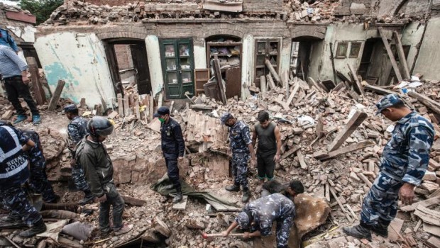 CRONACA Non c'è più alcuna possibilità di trovare superstiti dopo il devastante terremoto che ha colpito il Nepal sabato scorso: lo ha reso noto il ministero dell'Interno del Paese. Il bilancio delle vittime è salito a 6.621, ma le stime indicano che potrebbero arrivare a 9 o 10mila, con danni agli edifici per circa 3,5 miliardi di dollari. A indicarlo i modelli matematici del sito earthquake-report.com, il più grande database indipendente sui terremoti al mondo - che si basa su diversi tipi di dati, dai tweet alle segnalazioni delle stazioni sismologiche - in 60 lingue. "In questo momento i nostri […]