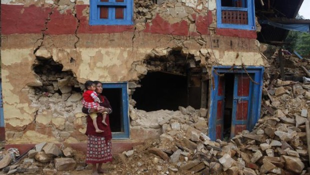 Redazione di Operai Contro, La solidarietà dei paesi capitalisti è una menzogna. Avevano promesso 400 milioni di dollari, ne sono arrivati forse una ventina Una nuova violenta scossa di terremoto ha colpito Il Nepal Altri morti e feriti Un lettore Cronaca ANSA Una nuova scossa di terremoto di magnitudo 7,4 ha colpito ilNepal, già devastato da quello di 7,9 sulla scala Richter del 25 aprile. A Kathmandu sono crollati degli edifici pericolanti. Il ministero dell’interno nepalese parla di “almeno 57 morti” e1.129 feriti. In India le vittime sarebbero “almeno 17” e sono stati coinvolti molti bambini nelle scuole e nelle abitazioni crollate. Un uomo è […]
